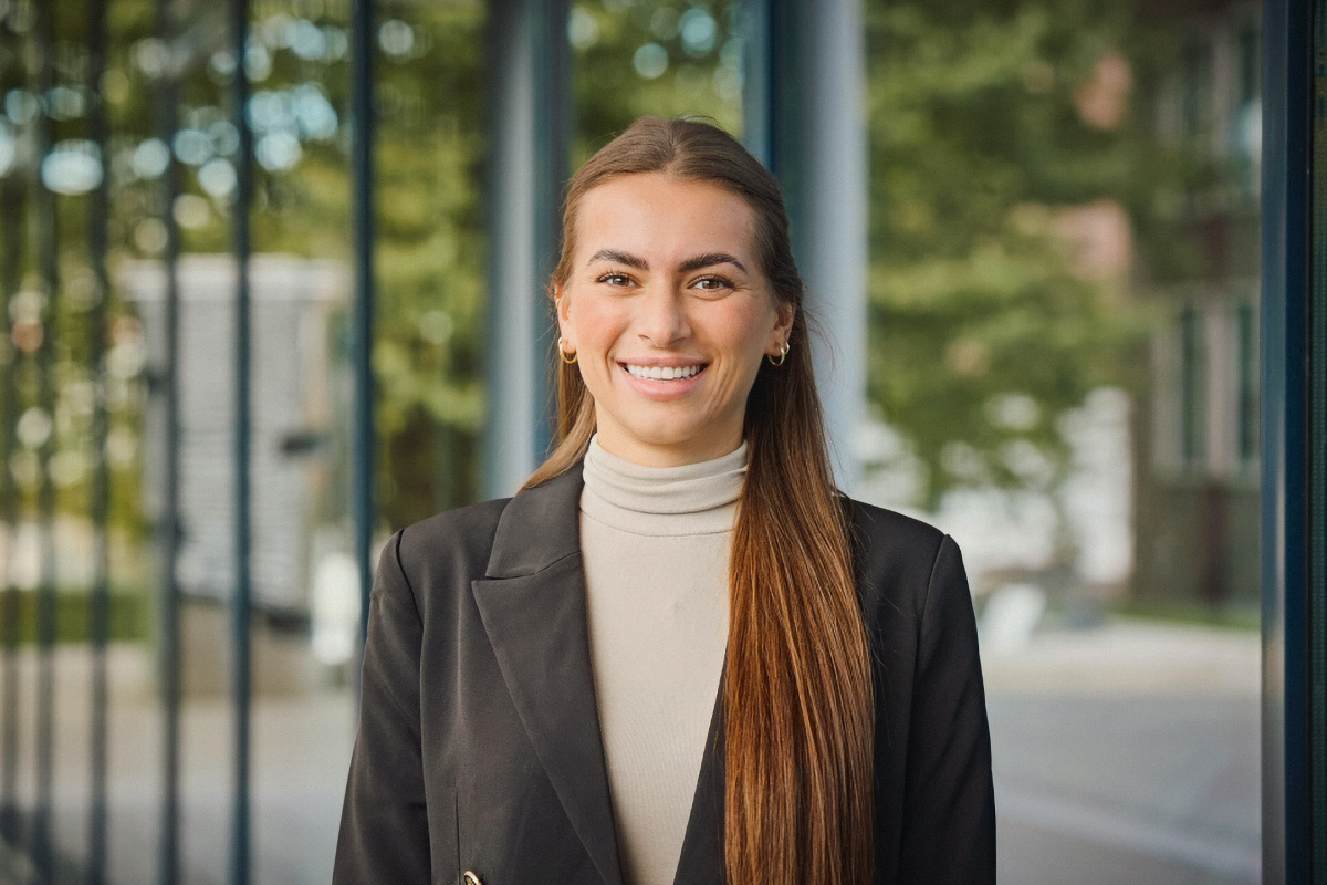Junge Frau in dunklen Blazer.