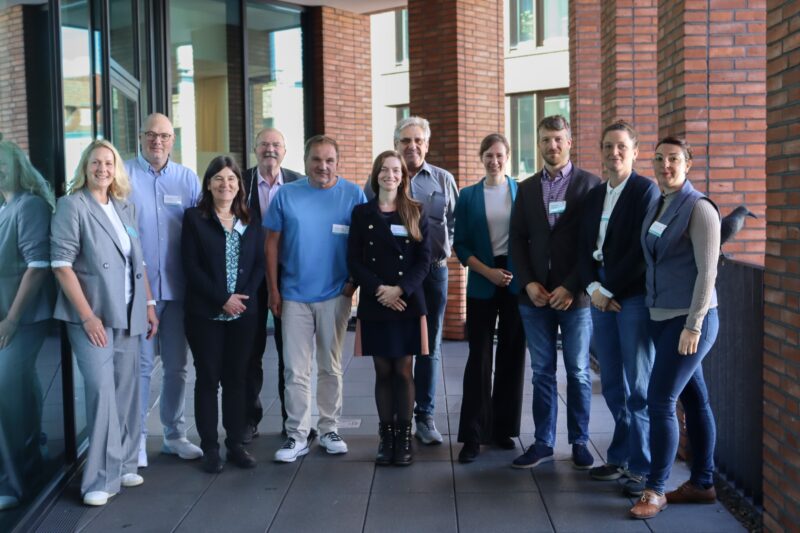 Gruppenfoto; 11 Personen auf Balkon (Bild: Redaktion Abfallmanager Medizin)