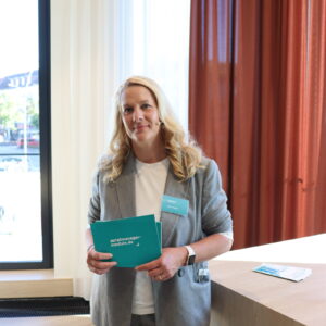 Moderatorin Katrin Sturm führte über 60 Teilnehmerinnen und Teilnehmer durch ein vielfältiges und spannendes Programm. (Foto: Abfallmanager Medizin)