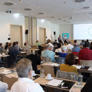 Unter dem Motto „Zukunft im Gesundheitswesen: Kreislaufwirtschaft als Schlüssel zur Transformation“ diskutierten die Teilnehmerinnen und Teilnehmer über aktuelle Fragen des Gesundheitswesens. (Foto: Abfallmanager Medizin)