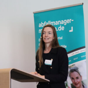 Hollyn Hartlep vom Deutschen Krebsforschungszentrum (Heidelberg) sprache zum Thema Kreislaufwirtschaft im Labor. (Foto: Abfallmanager Medizin)