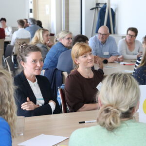 An verschiedenen Thementischen diskutierten die Teilnehmenden über aktuelle und zukünftige Herausforderungen des medizinischen Abfallmanagement. (Foto: Abfallmanager Medizin)