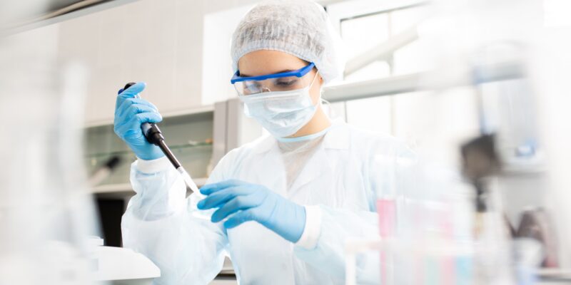 Laborantin untersucht Laborprobe (Bild: Seventyfour – Adobe Stock)