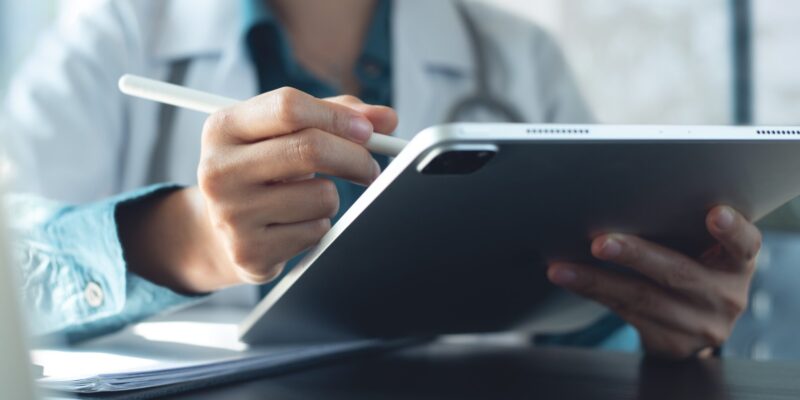 Person trägt Daten in Laptop ein