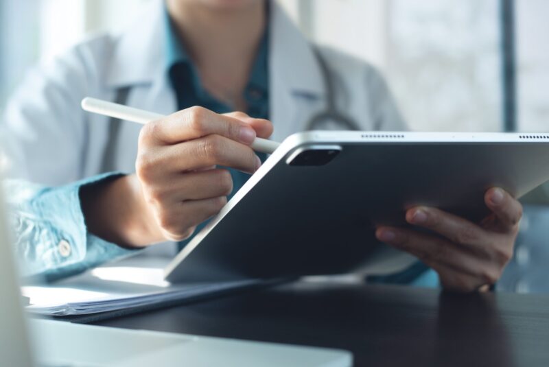 Person trägt Daten in Laptop ein