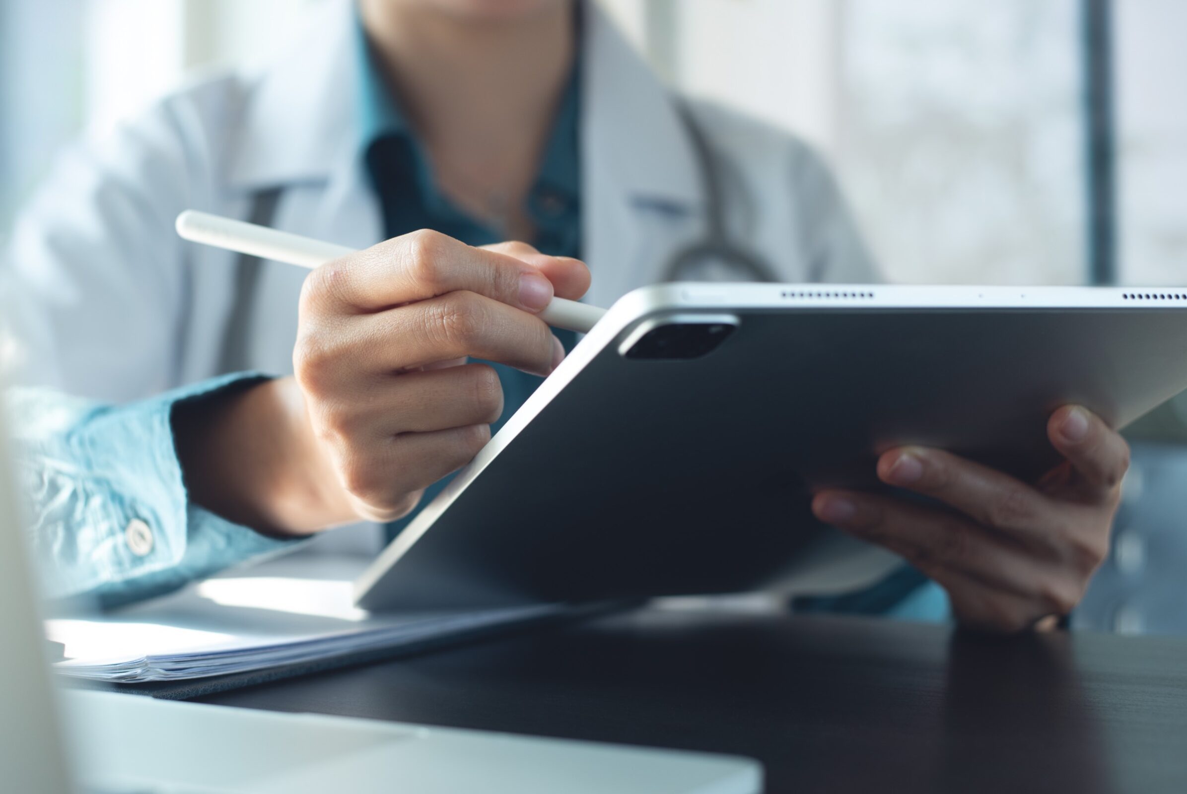 Person trägt Daten in Laptop ein