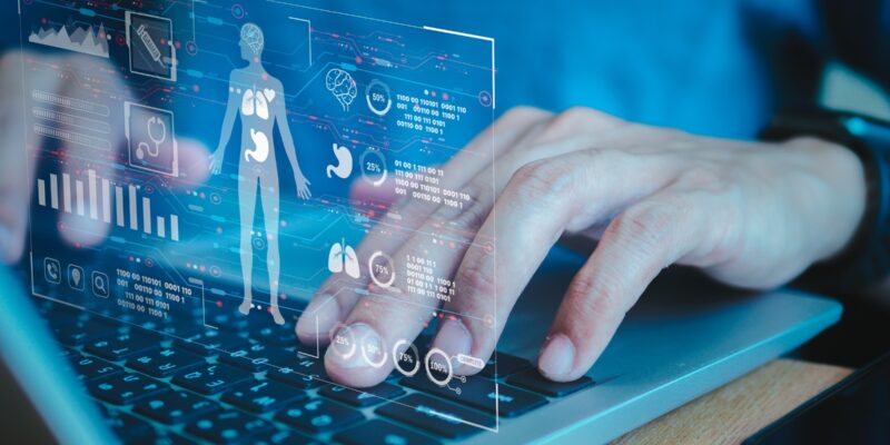 Computer mit projizierter digitaler Patientenakten über das Rechner-Tastatur