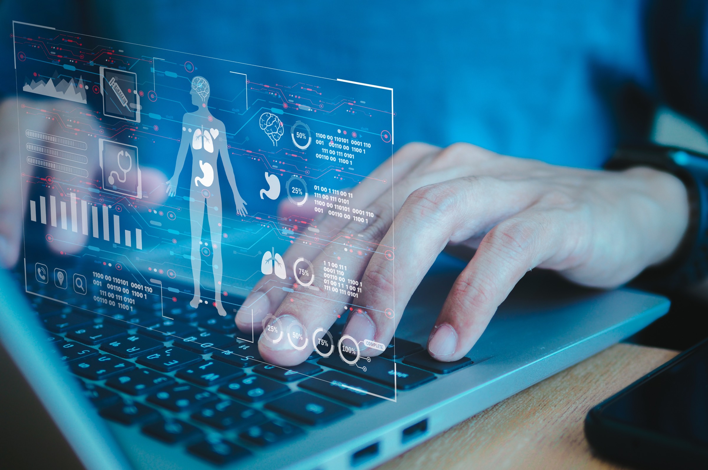 Computer mit projizierter digitaler Patientenakten über das Rechner-Tastatur