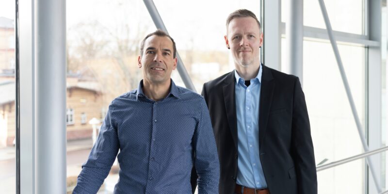 Zwei Herren in Hemd und Sakko vor einem Fenster (Foto: Sarah Rinka)