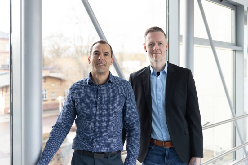 Zwei Herren in Hemd und Sakko vor einem Fenster (Foto: Sarah Rinka)