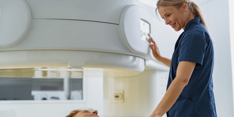 Untersuchung eines Patienten im CT (Foto: Yaroslav Astakhov, Adobe Stock)