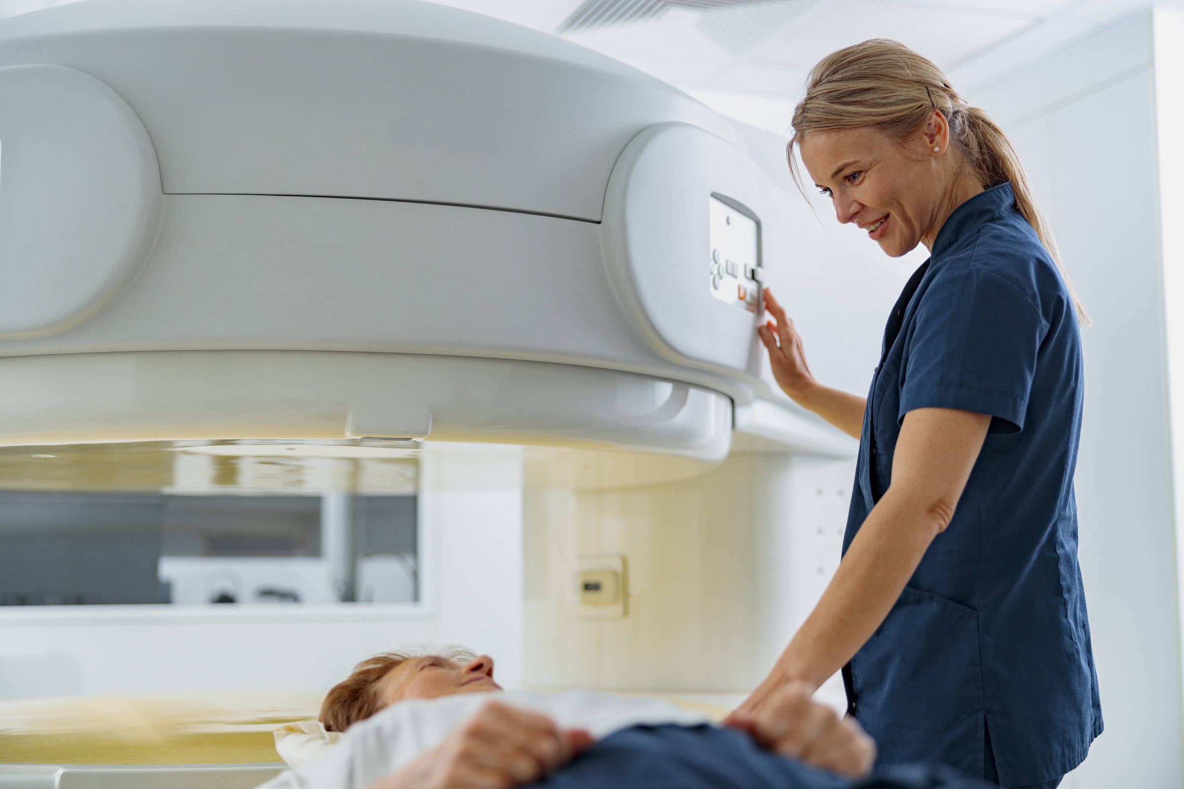 Untersuchung eines Patienten im CT (Foto: Yaroslav Astakhov, Adobe Stock)