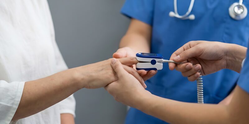 Untersuchung Pulsmesser Finger (Foto: HADI INCREDIBLE)