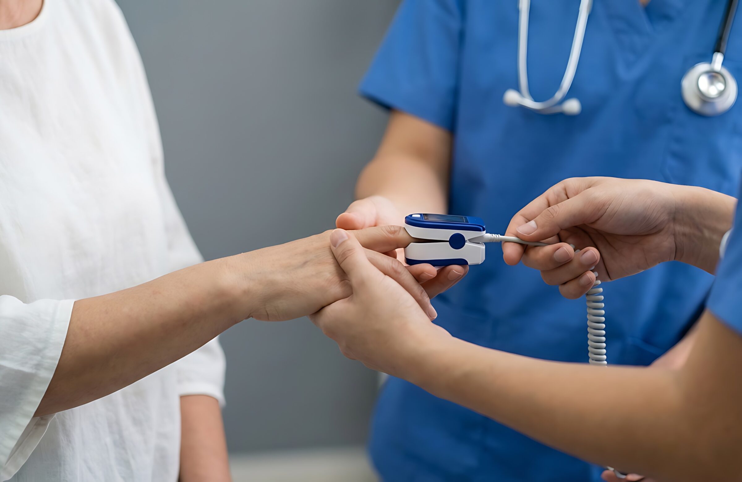 Untersuchung Pulsmesser Finger (Foto: HADI INCREDIBLE)