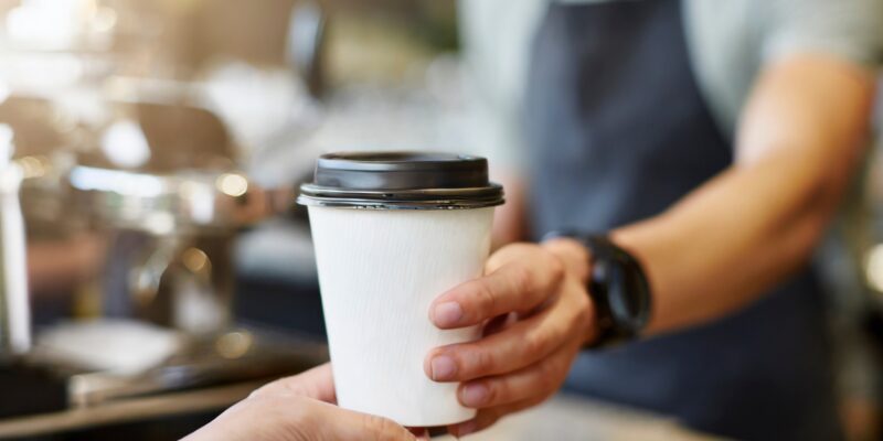 Kaffeebecher To-Go-Becher (Foto: Mariusz Blach, Adobe Stock)