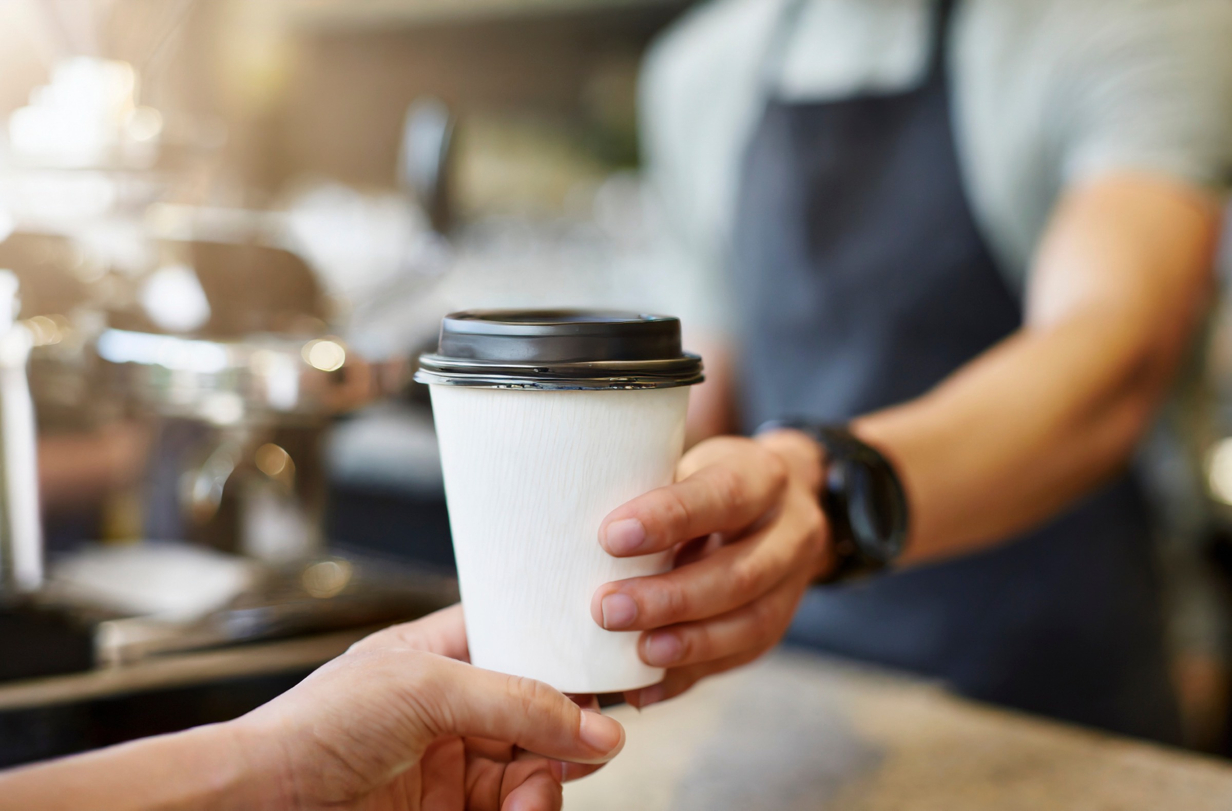 Kaffeebecher To-Go-Becher (Foto: Mariusz Blach, Adobe Stock)