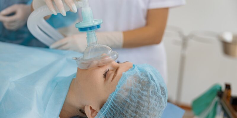 Narkose eines jungen Patienten bei medizinischer Behandlung. (Foto: Friends Stock, Adobe Stock)