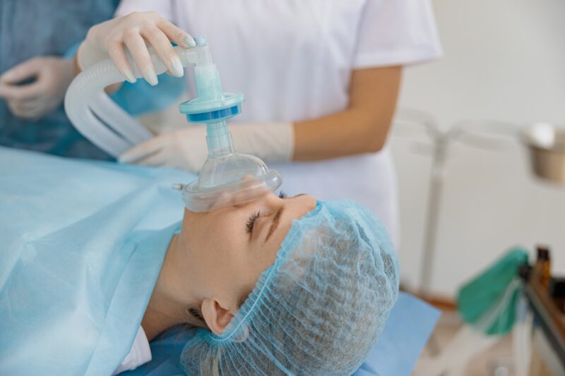 Narkose eines jungen Patienten bei medizinischer Behandlung. (Foto: Friends Stock, Adobe Stock)