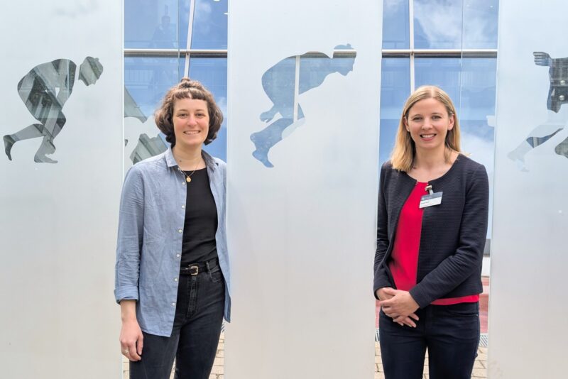 2 Frauen vor Stelen