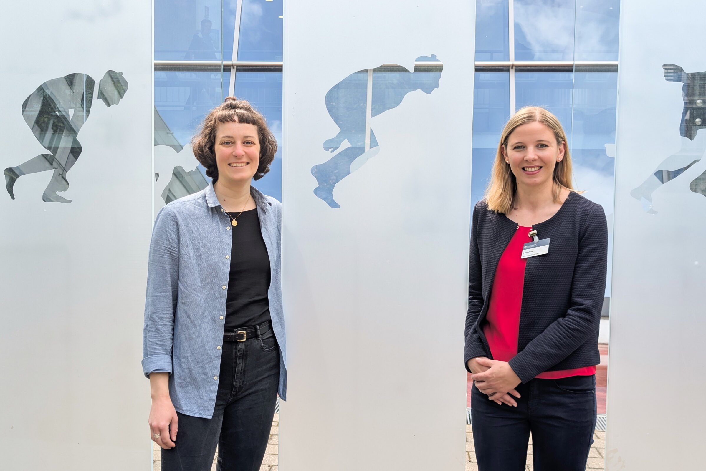 2 Frauen vor Stelen